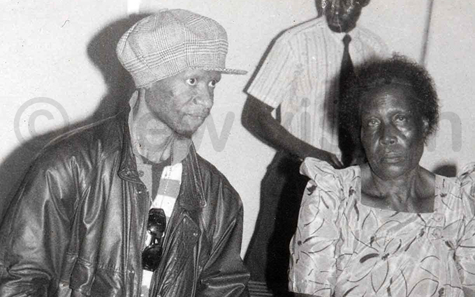hilly ongoley utaaya with his mother rina utaaya ile hoto
