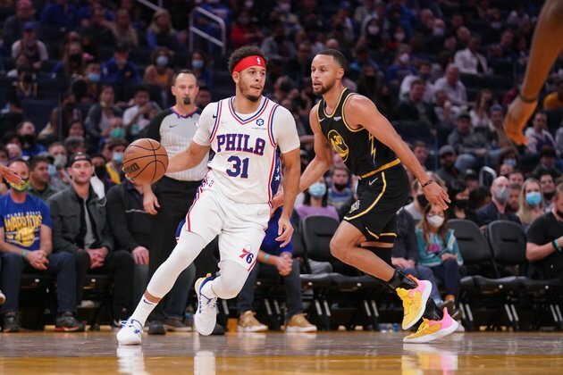 Warriors beat 76ers in battle of Curry brothers