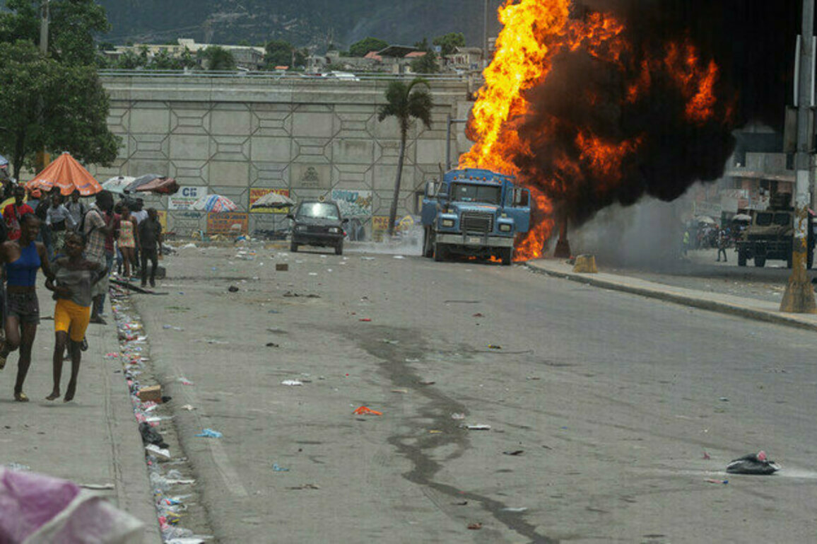 Gangs have Haitis capital nearing collapse  UN