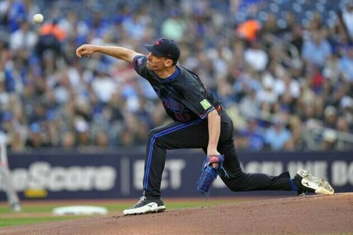 Blue Jays blank Giants to pad AL East lead