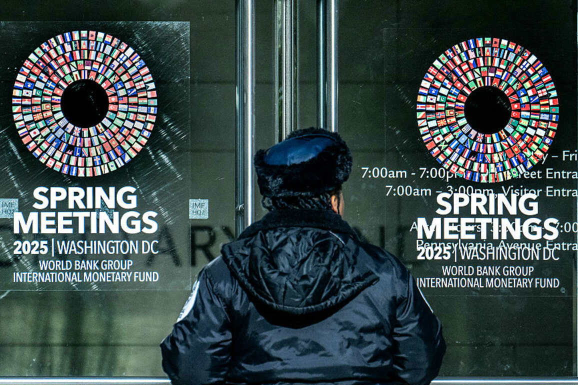 IMF forecasts U.S. fiscal deficit will dip in 2025 thanks to higher tariff revenue