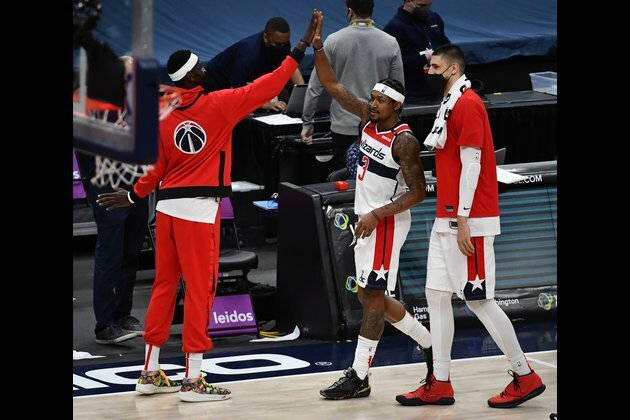 Short-handed Lakers host red-hot Wizards
