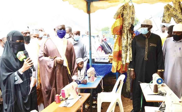 Kigozi (ku kkono), ng’alaga Mufti Mubajje ebyalaani bye yawadde abakyala. Kigozi (ku kkono), ng’alaga Mufti Mubajje ebyalaani bye yawadde abakyala.