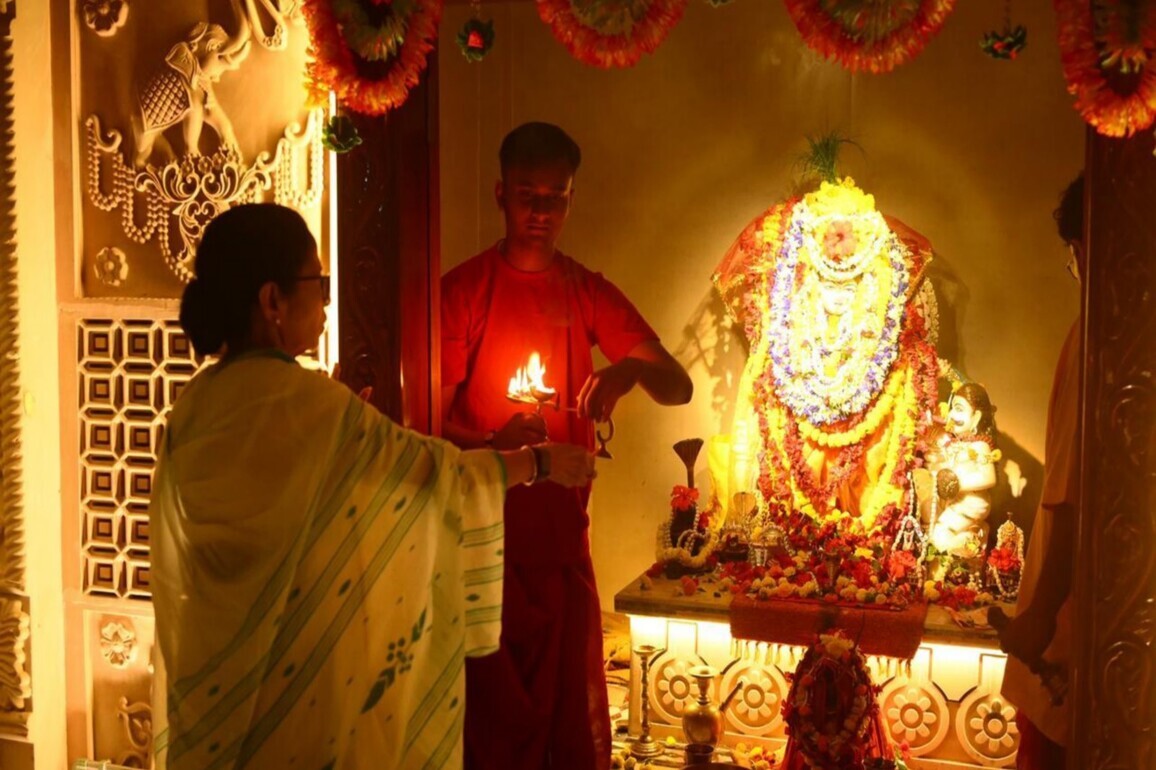 West Bengal CM Mamata Banerjee offers prayers at Maa Bagalamukhi Temple