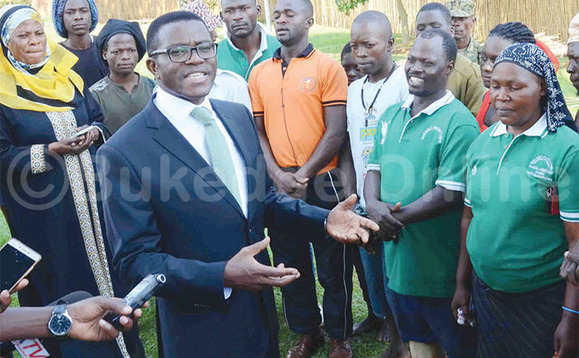 Katikkiro Mayiga ng'annyonnyola Katikkiro Mayiga ng'annyonnyola