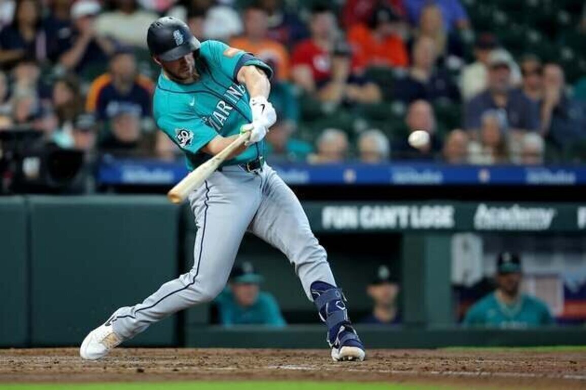 Luke Raley and Mitch Garver homer to lead Mariners over Astros