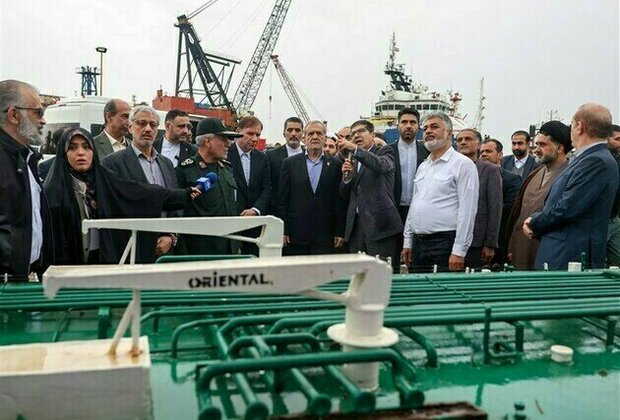 President Visits Shipyards, Oil Platforms South of Iran