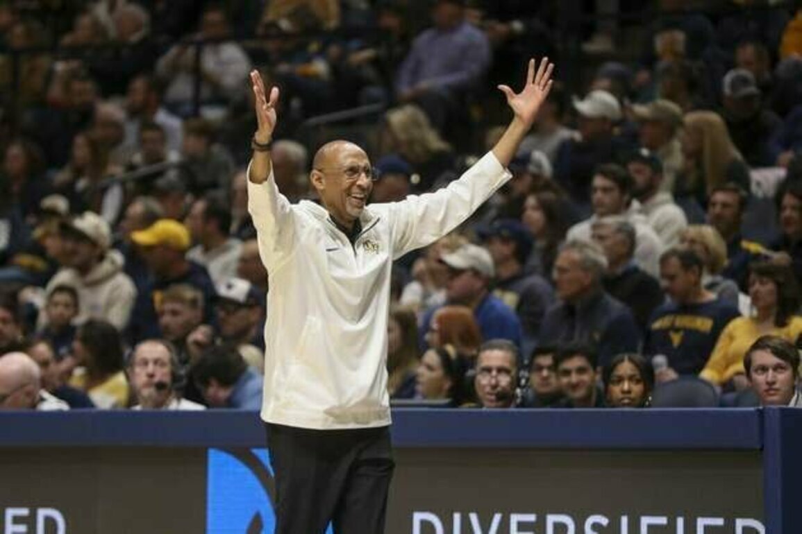 UCF topples Pitt to kick off Legends Classic