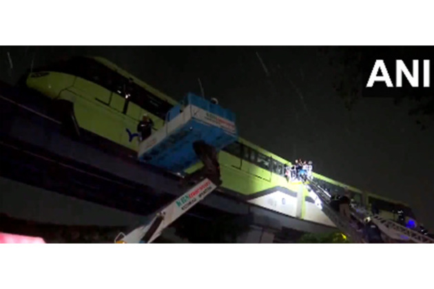 More than 300 passengers rescued after Mumbai monorail breaks down due to power failure