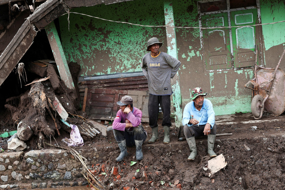 7 killed, 82 missing after landslide in Indonesia