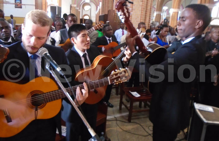  he eocatechumenate choir gospel guitarists in action during rcangelis priestly ordination at ubaga athedral 