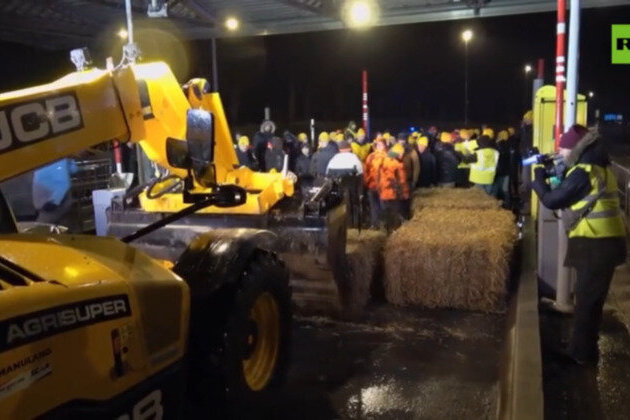 French farmers block ports over controversial EU trade deal 