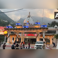 J-K: Devotees flock to Shri Mata Vaishno Devi during third day of Navratri