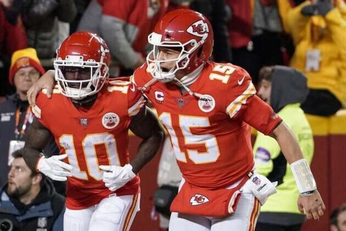 Report: Chiefs monitoring Tyreek Hill's ACL recovery