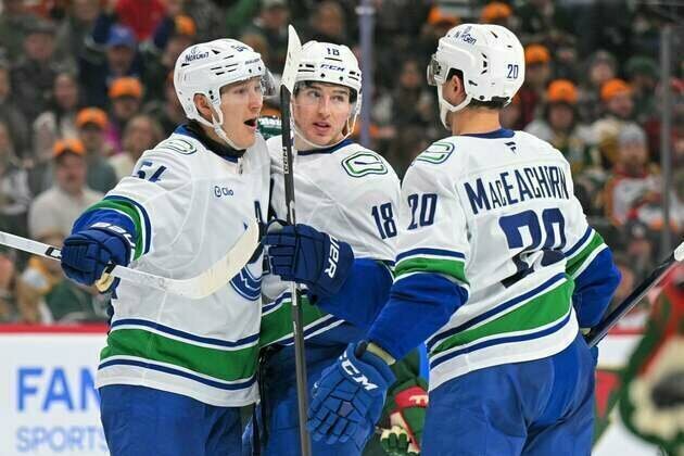 Blackhawks hope to end record losing streak to Canucks