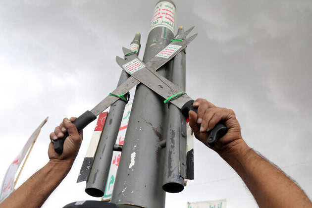 Yemens Houthis unleash missile barrage on Saudi-backed troops 