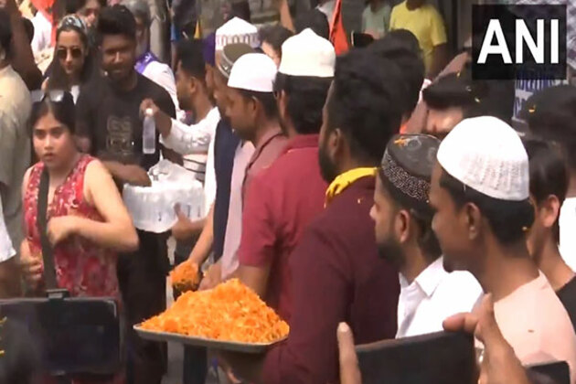 W Bengal: Muslims distribute water bottles, shower flowerpetals during Siliguri's Ram Navami celebrations