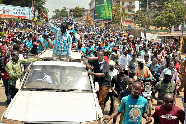Besigye campaigning in Makindye. Photo By Godfrey Kimono