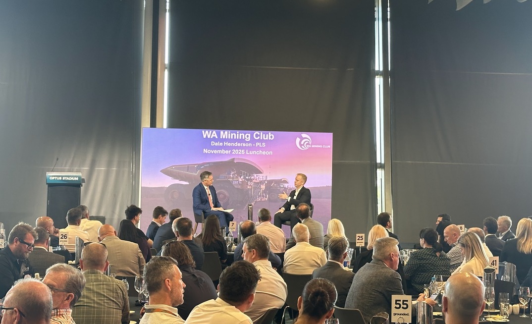 Tim McMillan [left] speaks to Dale Henderson [right] at a WA Mining Club Lunch