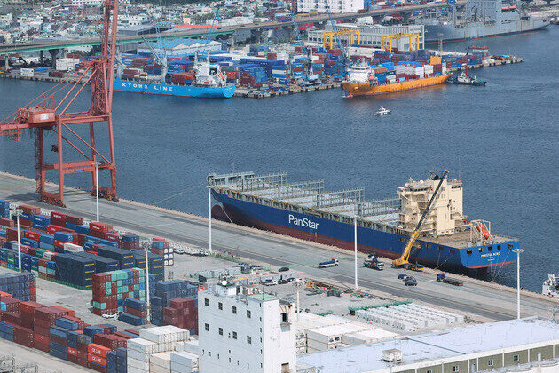 Korean container ship sails to Europe via Arctic for first time