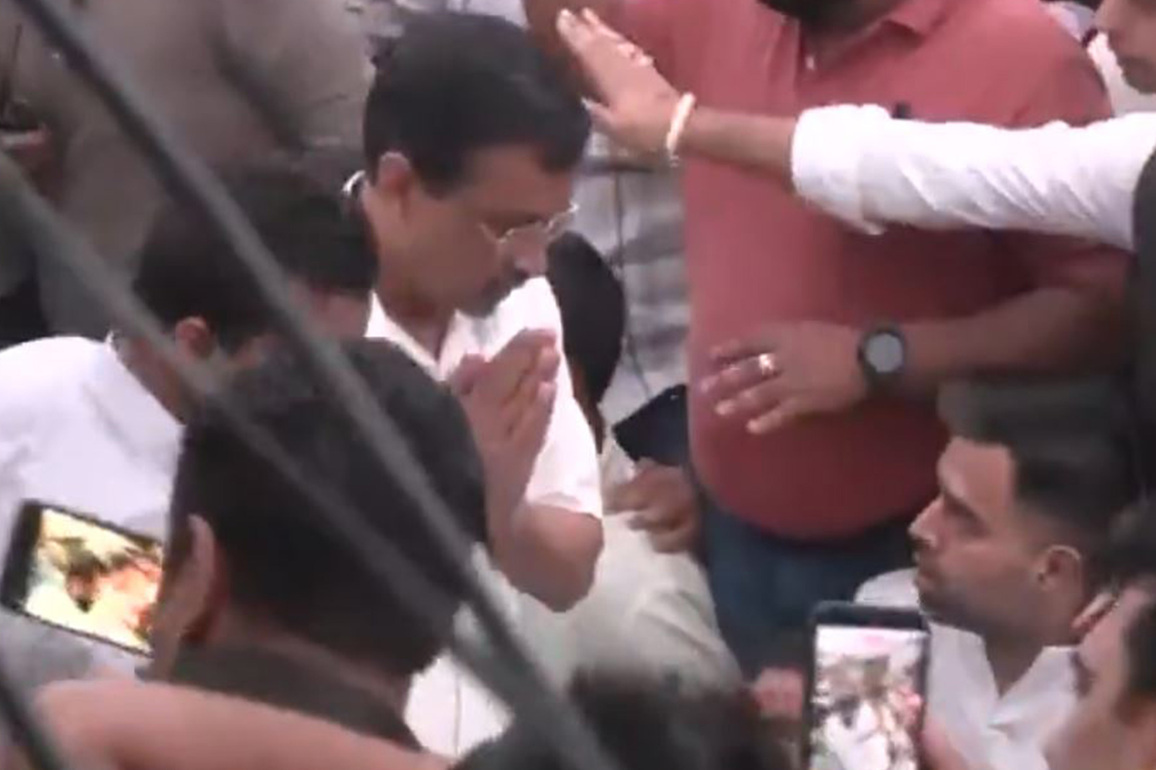 Former Delhi CM Arvind Kejriwal, other AAP leaders visit Palam blaze site, meet with bereaved families