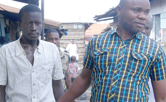 Zziwa (ku kkono) nga bamutwala ku poliisi. Zziwa (ku kkono) nga bamutwala ku poliisi.