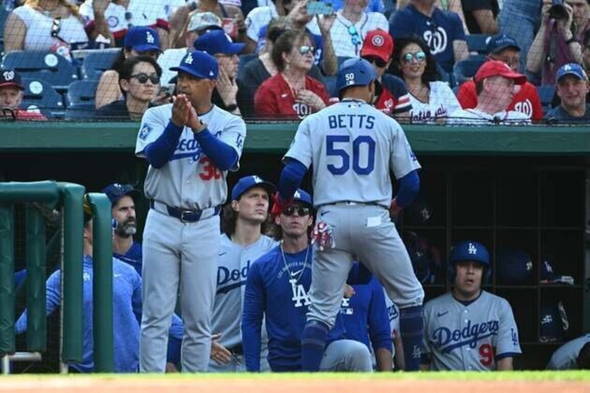 Dodgers SS Mookie Betts (back) exits in first inning vs. Nationals