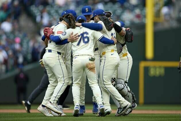 Mariners shoot for 10th straight win against limping Royals