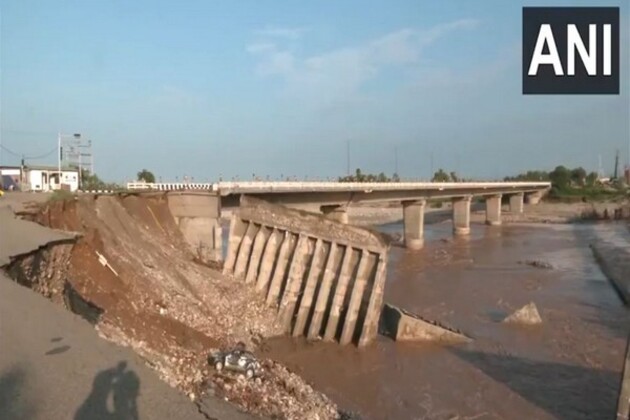 J-K: Incessant rains trigger floods in Jammu; Tawi floods wash away road near 4th bridge in Jammu