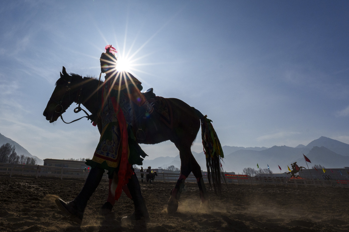 (InXizang) CHINA-XIZANG-LHASA-TIBETAN NEW YEAR-HORSE RIDING PERFORMANCES (CN)