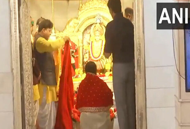 Delhi CM Rekha Gupta offers prayers at Jhandewalan temple