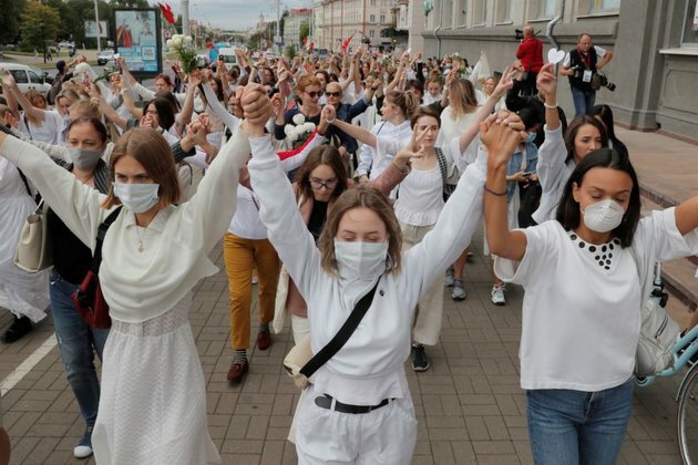 Women In Minsk, Elsewhere In Belarus Protest Postelection Crackdown