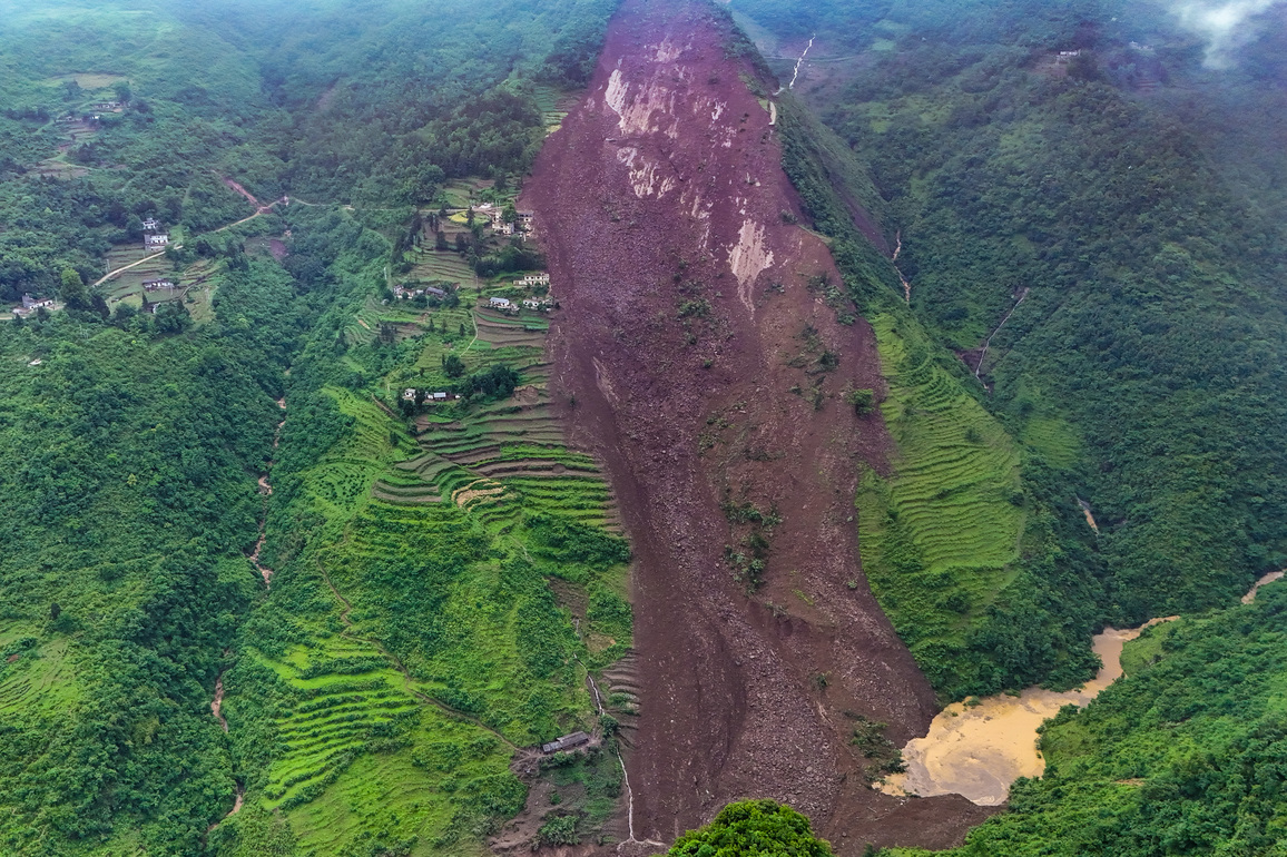 PhotoFlash | SW China landslides trap about a dozen residents