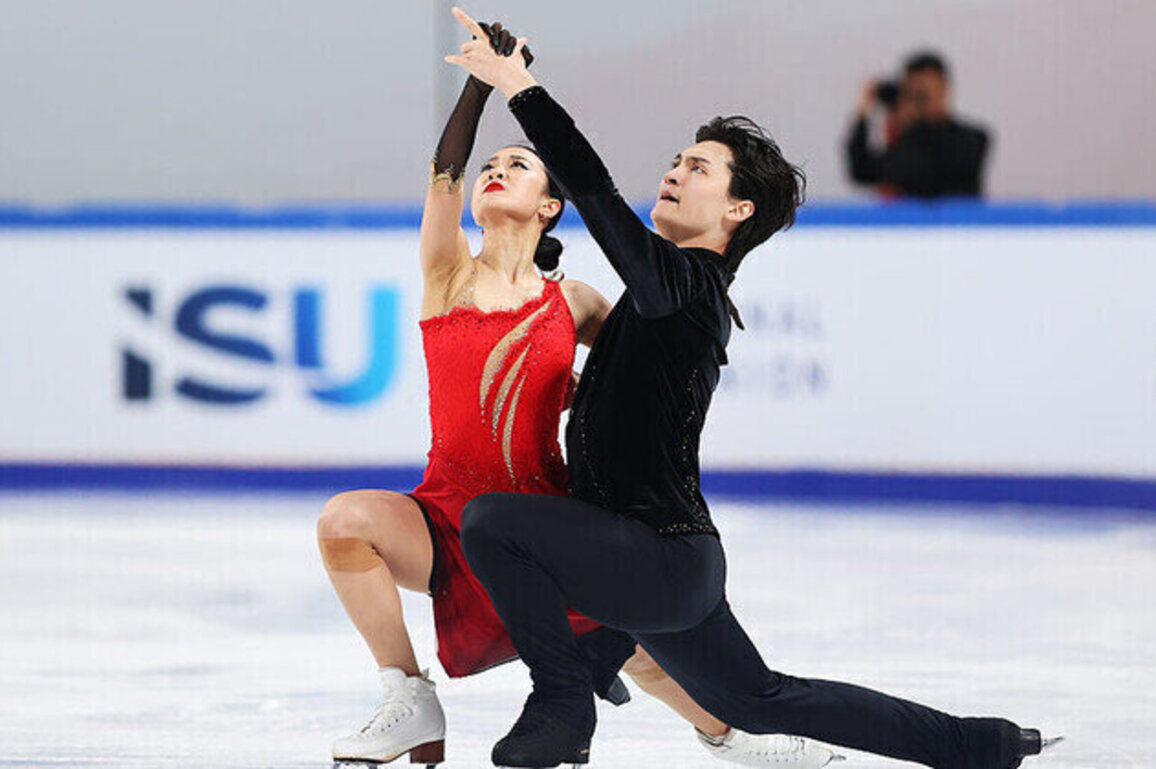 Chinese ice dancers probed over missile toy 