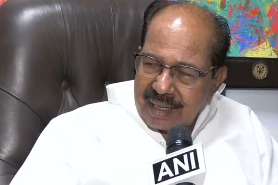 Congress' Veerappa Moily says Karnataka cabinet functioning "peacefully"; calls portfolio talks "normal human instinct"