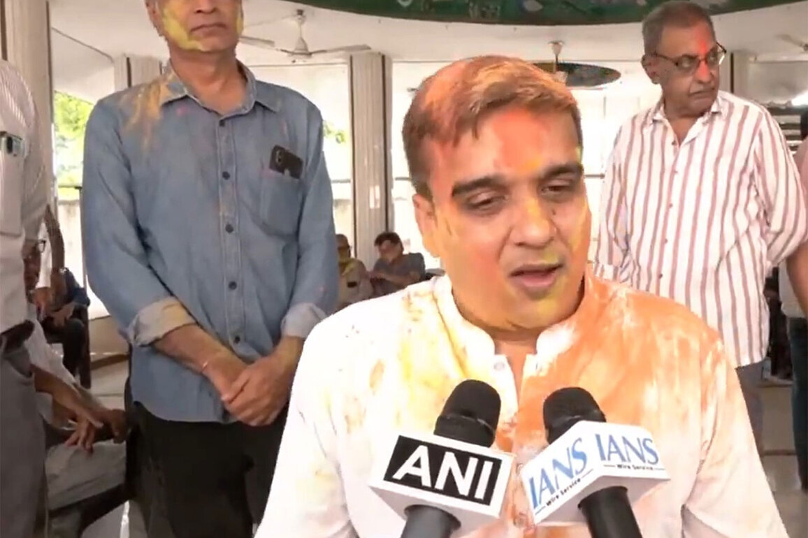Gujarat Deputy CM Harsh Sanghvi celebrates Holi at Surat Old-Age home
