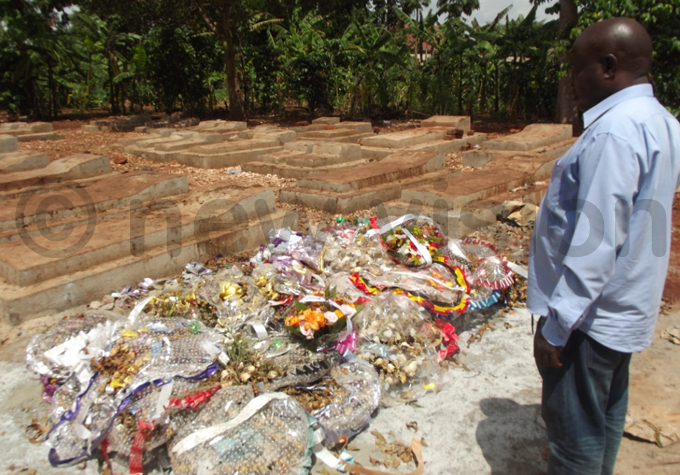 semwangas uncle amuel uwanga inspects the grave hoto by aul okulira