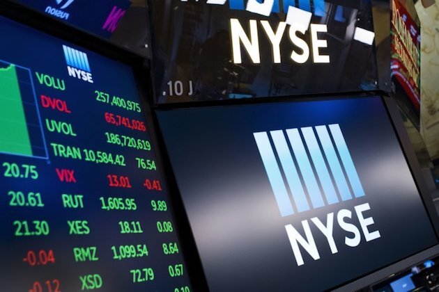 U.S, stocks trade cautiously lower in advance of Fed meeting