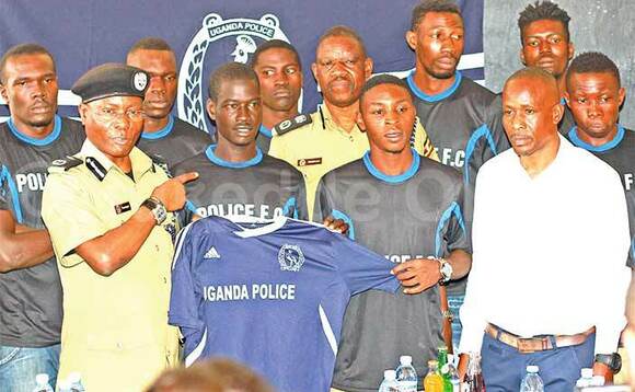 Kasingye (owookubiri ku kkono) ng'ayanjula abazannyi. Owookubiri ku ddyo ye Mubiru ne Edward Ochom (mu byambalo bya poliisi), omumyuka wa Kasingye. Kasingye (owookubiri ku kkono) ng'ayanjula abazannyi. Owookubiri ku ddyo ye Mubiru ne Edward Ochom (mu byambalo bya poliisi), omumyuka wa Kasingye.