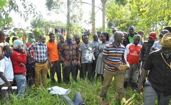 Abakungubazi nga bakungaanye okulaba agambibwa okumenya emmotoka n'abba eyakubiddwa mu kuziika Fr. Tamale . Abakungubazi nga bakungaanye okulaba agambibwa okumenya emmotoka n'abba eyakubiddwa mu kuziika Fr. Tamale .
