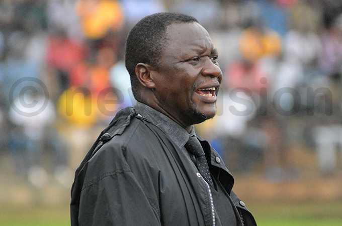  coach ike utebi barks out instructions to his players during the match hoto by ichael subuga
