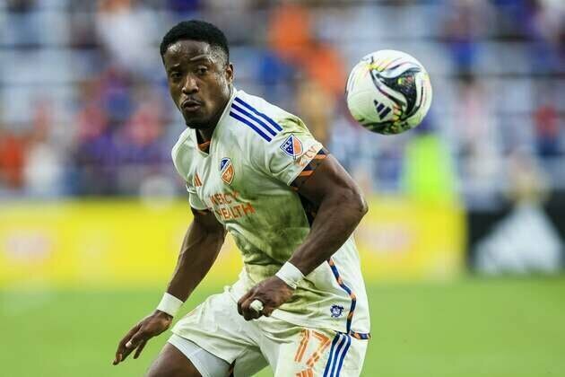 Dynamo add F Sergio Santos off waivers