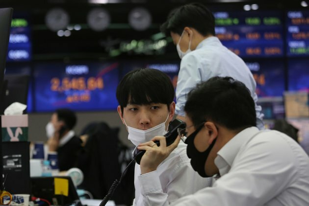 Asian Markets Decline Amid Escalating COVID-19 Infections