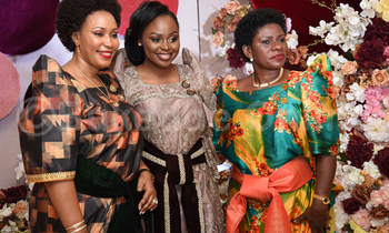 Rema (wakati) ne ba maama be. Mukyala Mabiriizi ku kkono. Baali ku mukolo gw'okukyala kwe, nga October 9, 2019. Rema (wakati) ne ba maama be. Mukyala Mabiriizi ku kkono. Baali ku mukolo gw'okukyala kwe, nga October 9, 2019.