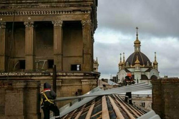 Putin makes surprise visit to Donbass
