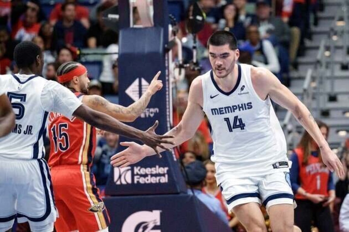 Zach Edey thriving, Grizzlies rising with woeful Clippers up next