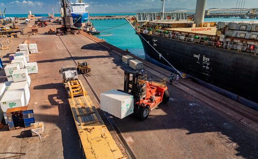 Embarque de rochas ornamentais no Pecém