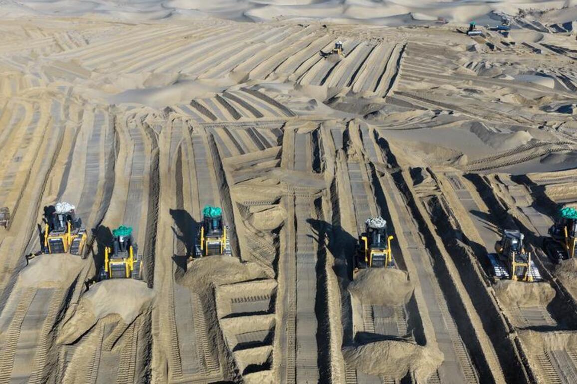 EcoChina | Local farmers combat desertification in Moyu County of NW China's Xinjiang