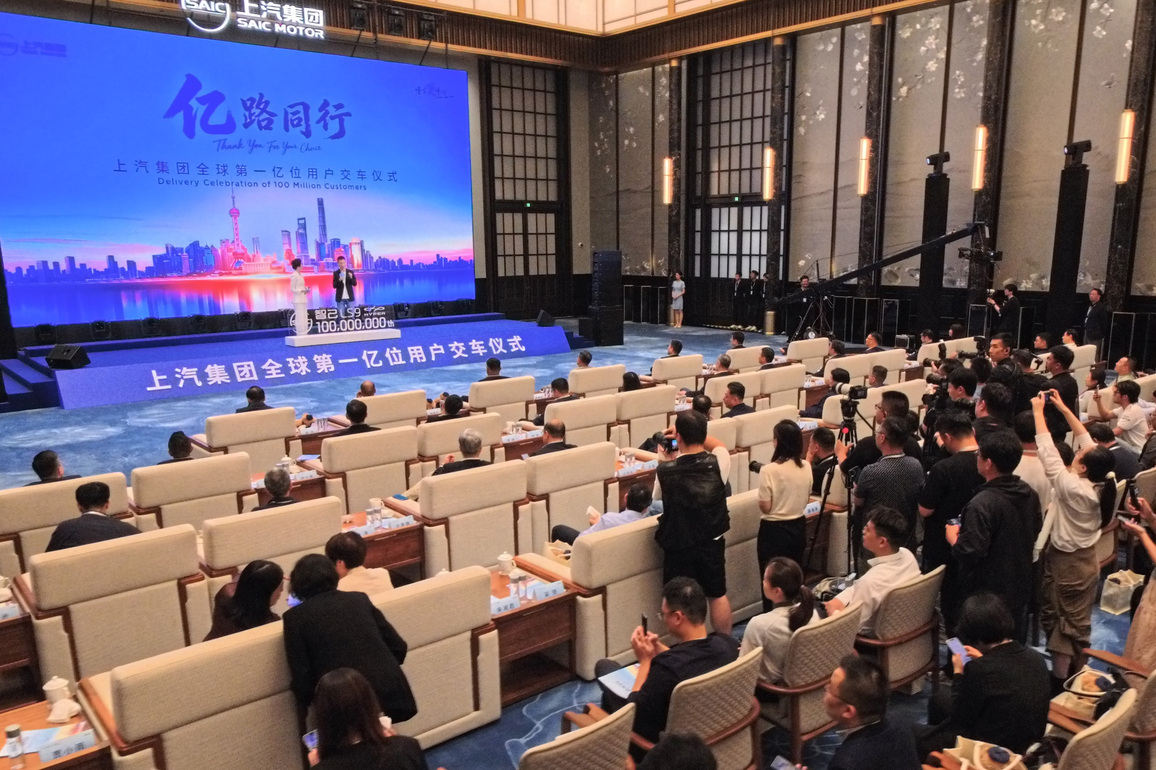CHINA-SHANGHAI-SAIC MOTOR-100 MILLIONTH VEHICLE-DELIVERY (CN)