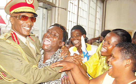 Kayihura ng’ajaganya bwe baamuwa ekitiibwa kya Genero. Kayihura ng’ajaganya bwe baamuwa ekitiibwa kya Genero.